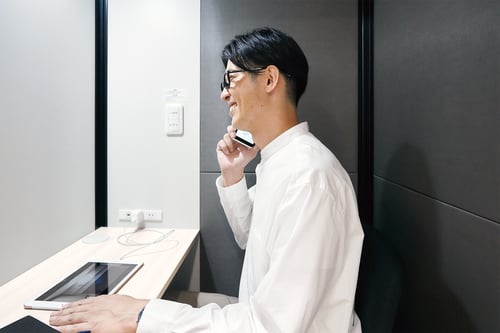 img_PB内で男性が電話